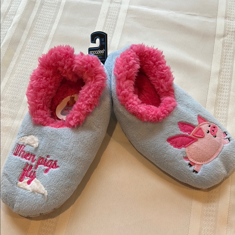 Snoozies Pairable Slipper Socks Sz 7/8 “When Pigs Fly” Light Blue/Pink Non Slip